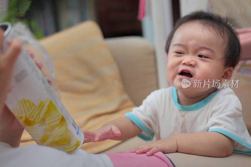 亚洲宝宝想要吃成人零食