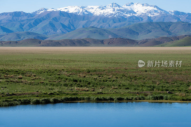 水，平原和山脉的分层视图