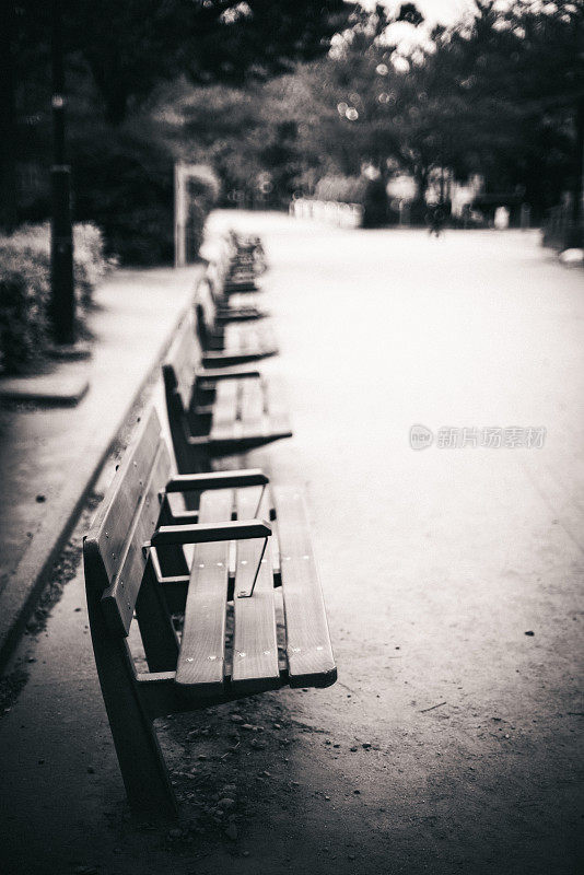 东京市中心一个大公园里的长椅。