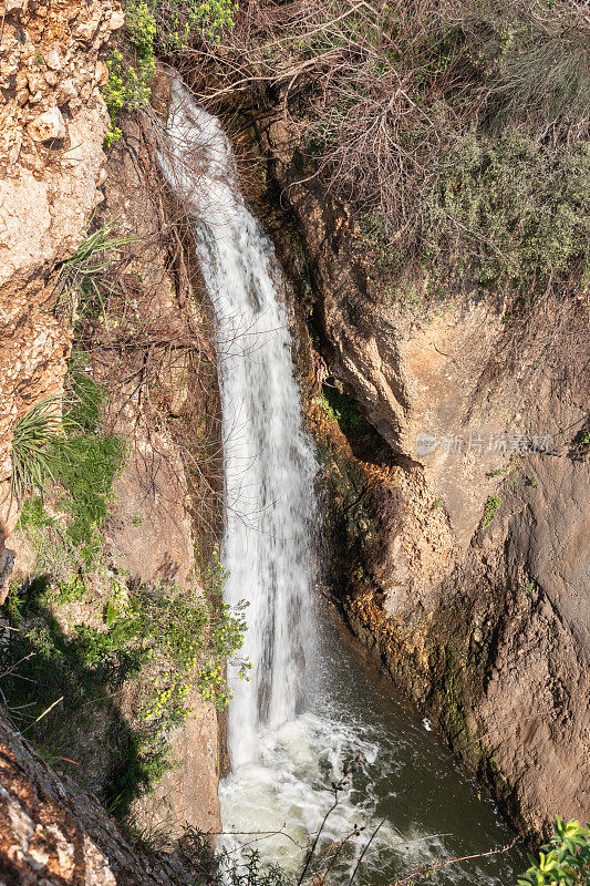 HaEshed瀑布从山的裂缝中流出，位于以色列北部梅图拉市附近加利利地区快速、浅、冷的阿云河的延续