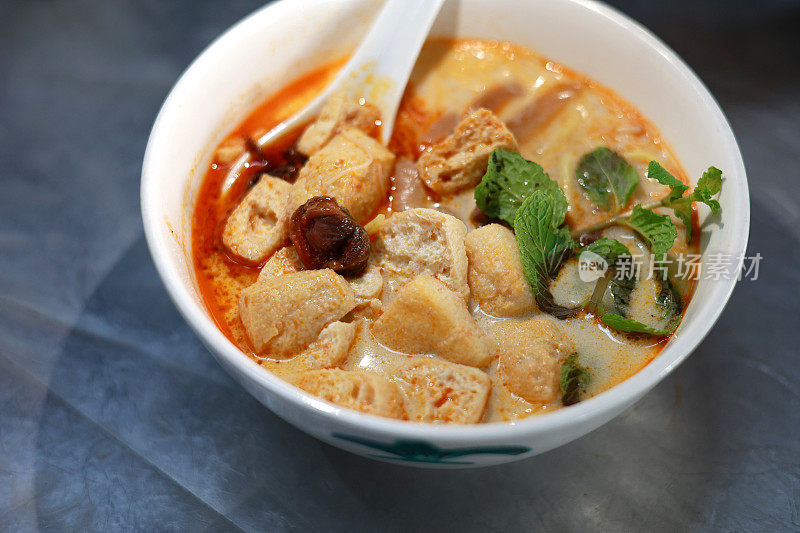 槟城辣咖哩汤面，源自马来西亚和新加坡的土生华人文化。