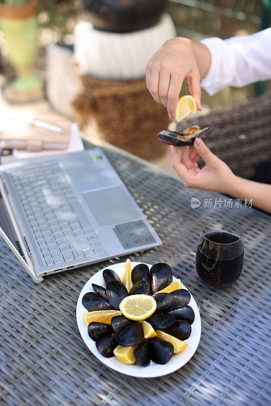 年轻女子在户外餐厅吃海鲜午餐