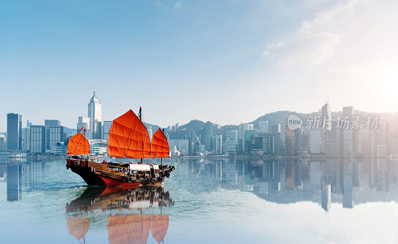 穿过香港港口的红色舢板船