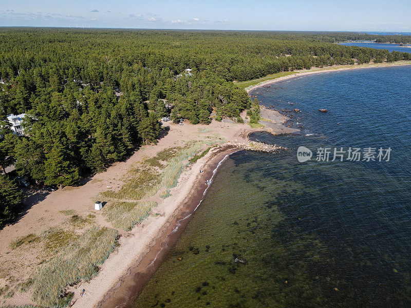 航拍，无人机视图的汉科镇海岸，汉科，芬兰，海滩和沿海滨水线。Hanko、芬兰