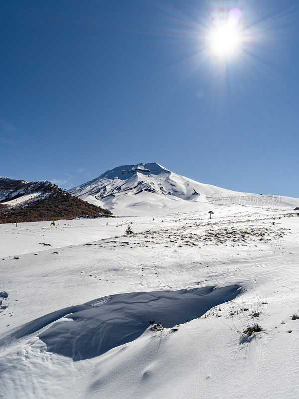 滑雪胜地的雪山火山