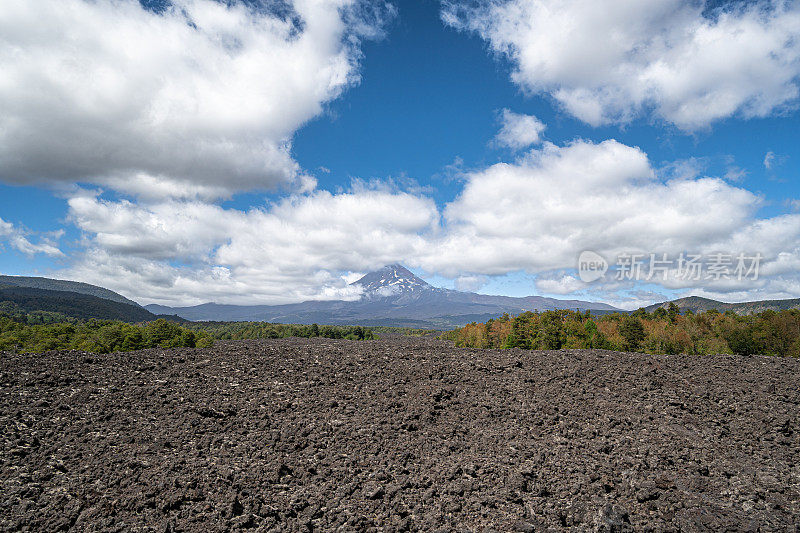 熔岩平原后面的火山