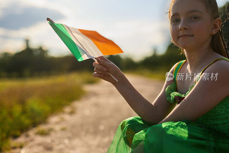 可爱的小女孩挥舞着爱尔兰国旗