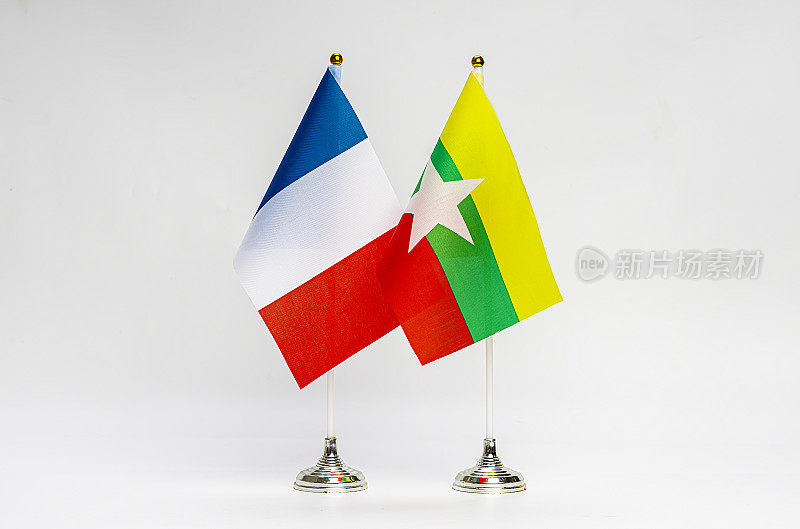 浅色背景上的法国和缅甸国旗。