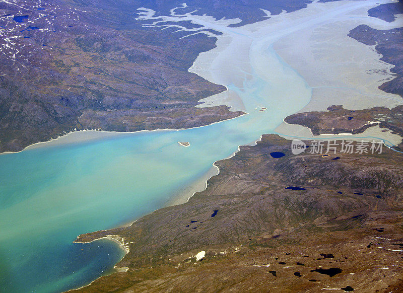 从空中俯瞰格陵兰岛西海岸的伊卢里亚里克峡湾