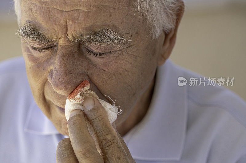 鼻子流血的老人