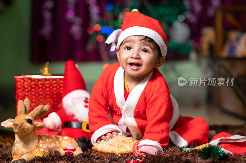 可爱的小男孩打扮成圣诞老人庆祝圣诞节