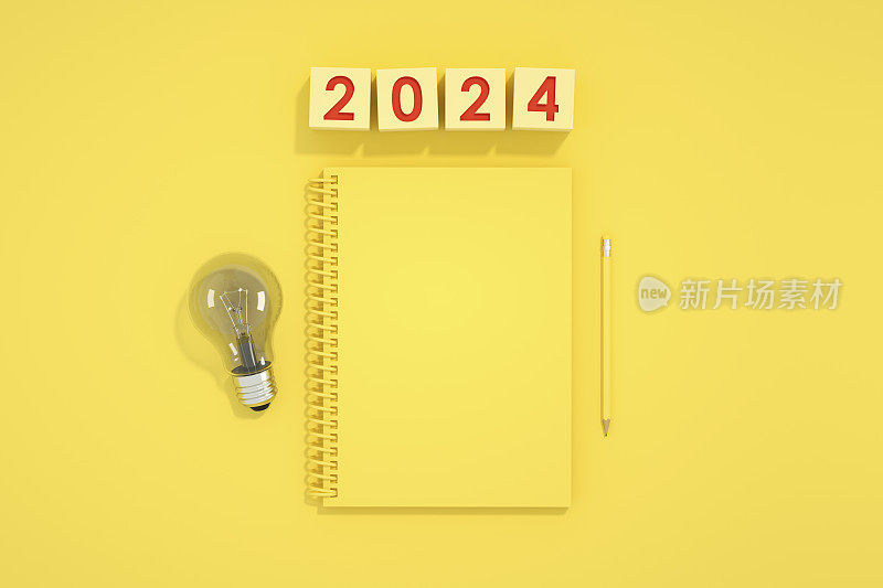 2024新年，灯泡和黄色背景的空白页笔记本，新想法概念。