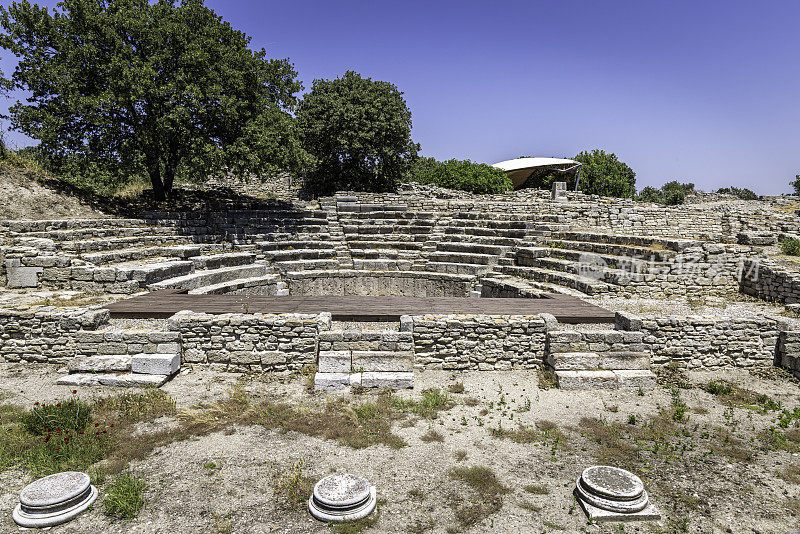 土耳其恰纳卡莱省Hisarlik，古特洛伊城的Odeon和Bouleuterion遗址，可追溯到公元前3000年。