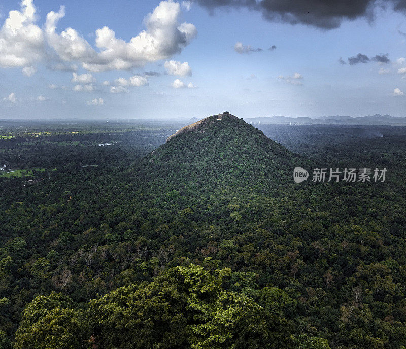 从斯里兰卡丹布拉附近的锡吉里亚或狮子山鸟瞰皮杜兰加拉岩石全景