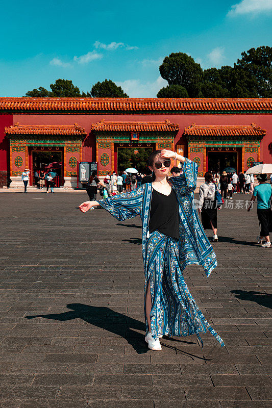 在北京紫禁城午门，一位身着传统服装的美女正在拍照