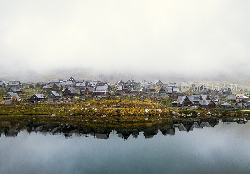 俯瞰山湖