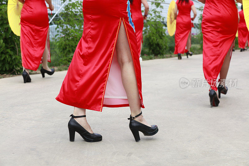 公园里穿红色旗袍的女士