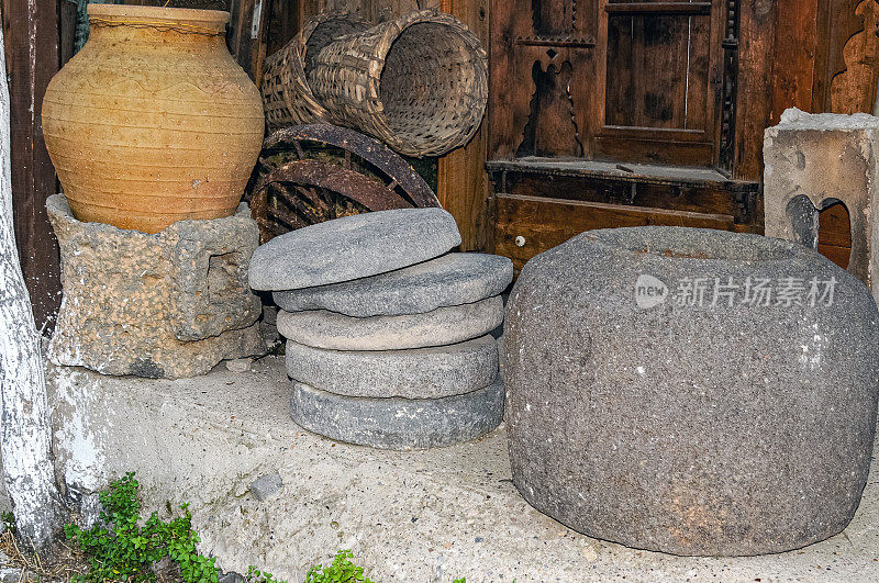旧篮子、石器和罐子