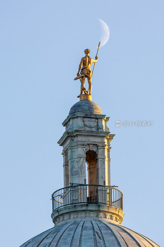 罗德岛州议会大厦顶上的雕像