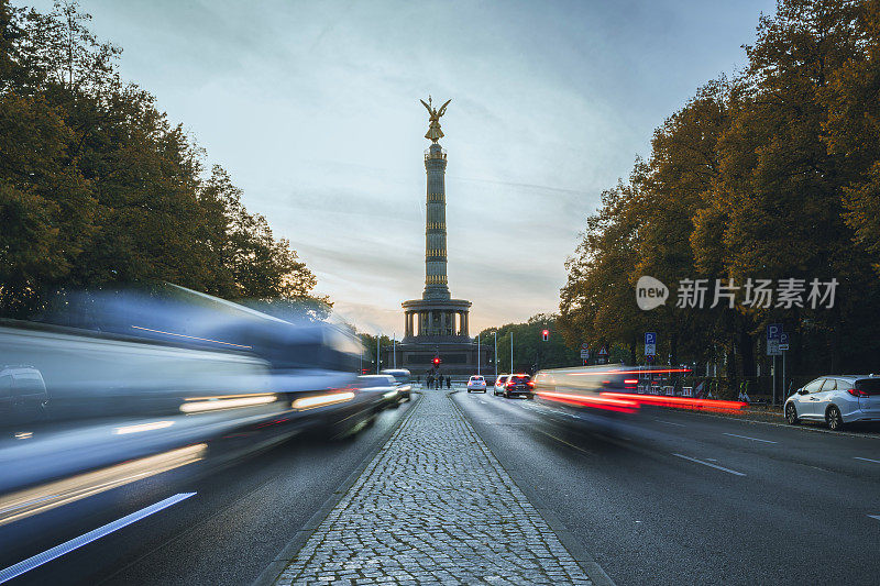 秋天交通高峰期的柏林胜利纪念柱