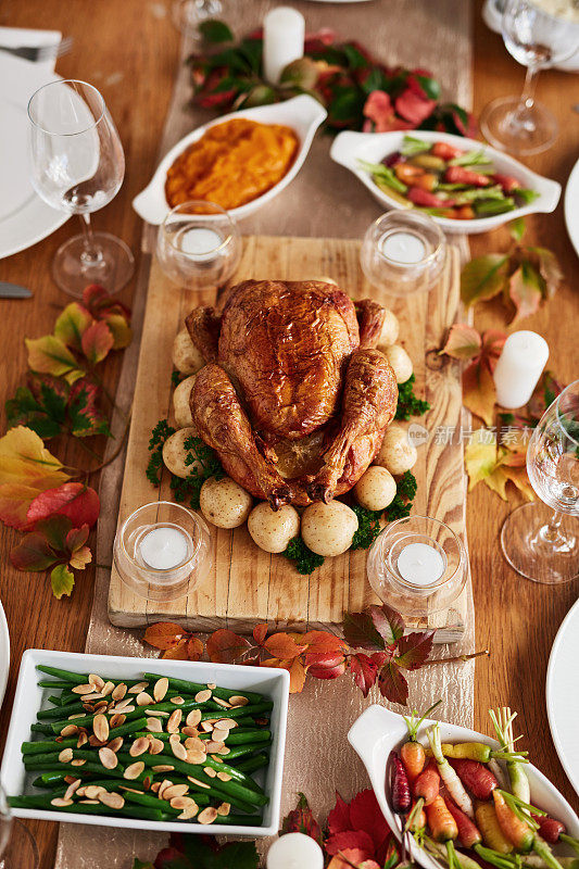 感恩节，传统和烤鸡在餐桌上从上面的餐厅庆祝。在家里为社交活动或美国节日准备的一顿饭或宴会上的食物、肉和火鸡