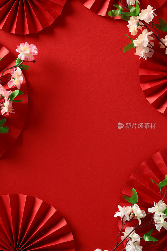 中国新年2024海报:折扇与红底樱花-抽象亚洲艺术庆典