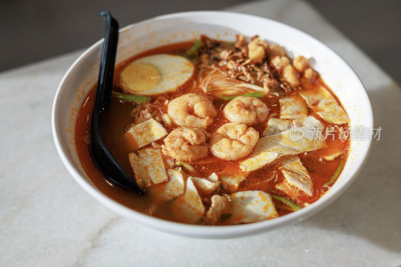 槟城最受欢迎的街头小吃福建面以辛辣的对虾汤而闻名。这是一道美味可口的菜肴，是任何来马来西亚槟城的人都必尝的一道菜。