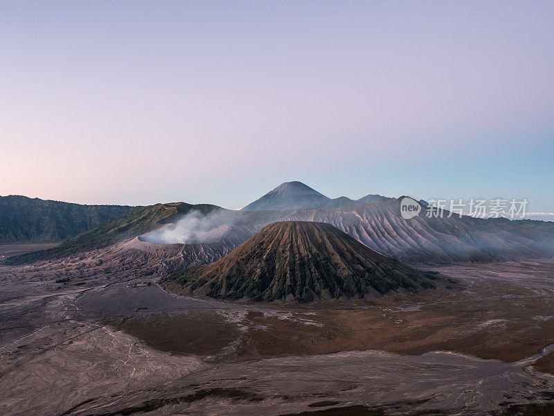 布罗莫腾格里塞梅鲁国家公园的火山区，美丽的日出天空。