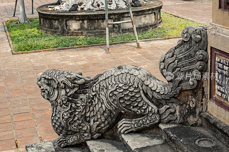 越南顺化皇城历史宫殿的楼梯上雕刻复杂的石龙雕塑