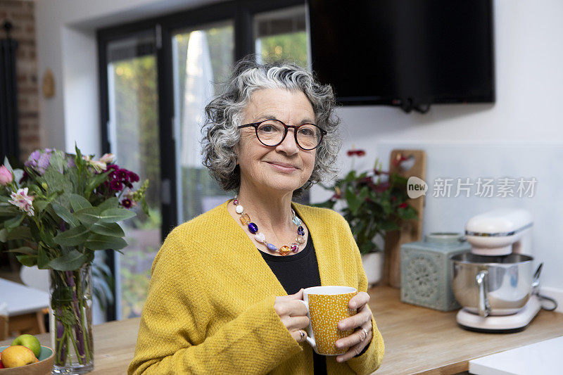 一个在家里喝咖啡休息的成熟女人