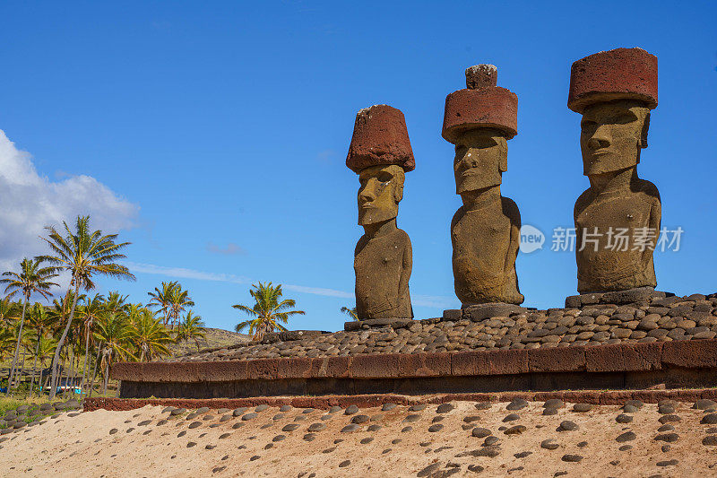 智利复活节岛上的阿纳基纳海滩和摩埃石像