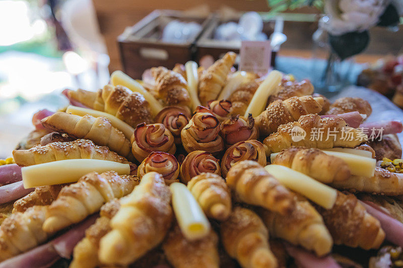 宴会上餐桌上美味的食物