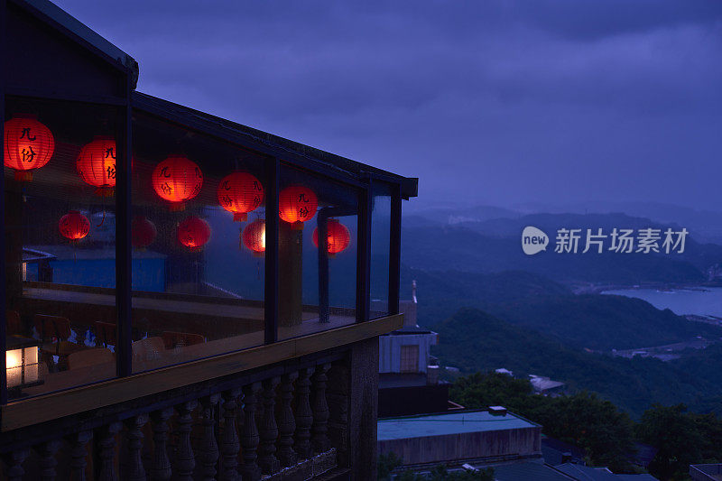 台湾台北，茶室里九分雨中的日落景象。