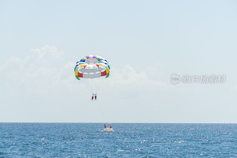 休闲船和风筝冲浪附近的波多黎各Mogán海岸，大加那利岛