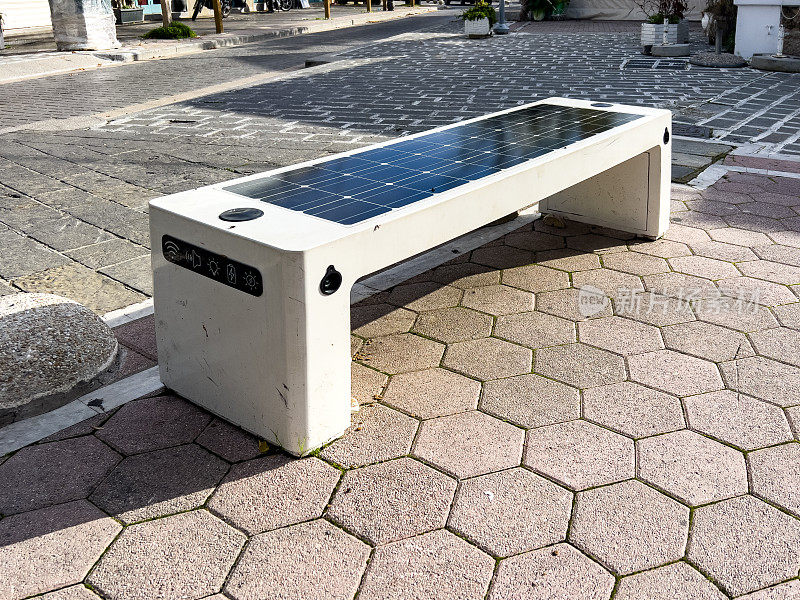 带有太阳能电池板的未来派长凳