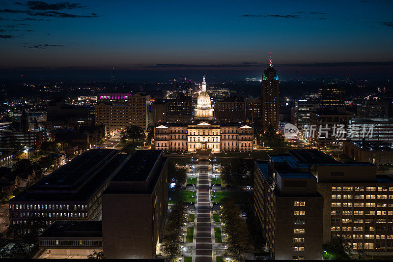 夜间密歇根州议会大厦的无人机正面拍摄