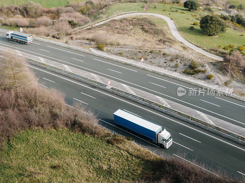 从上面看公路上的卡车