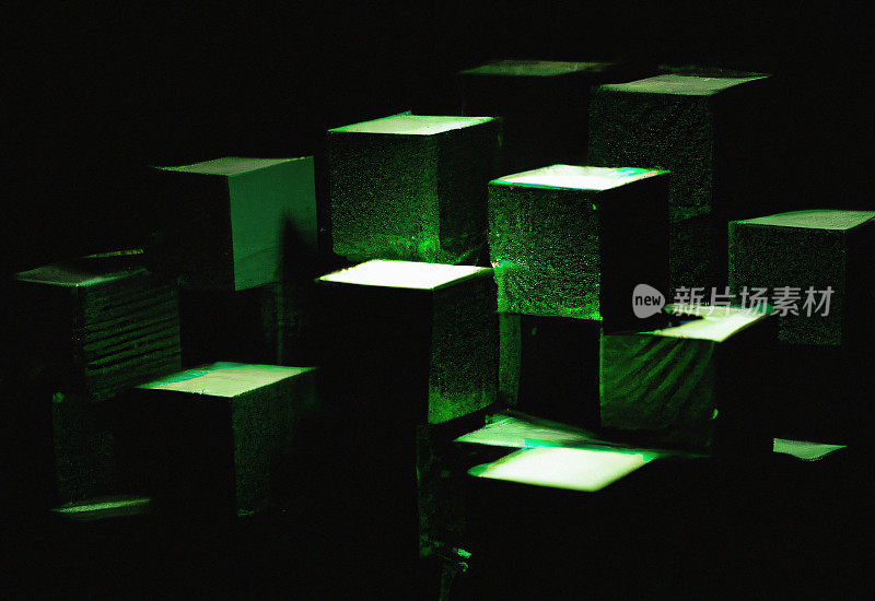 许多立方体块排成一排，背光为绿色