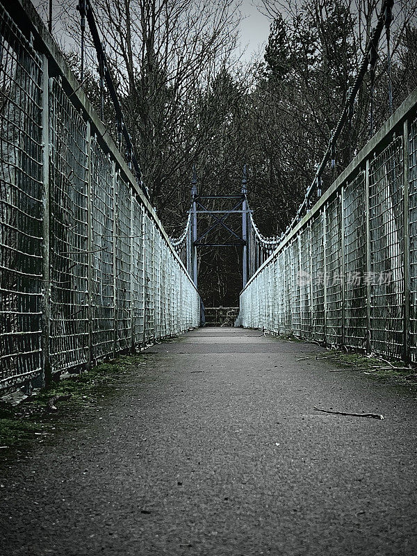 盖茨黑德狭窄行人天桥的地面景观