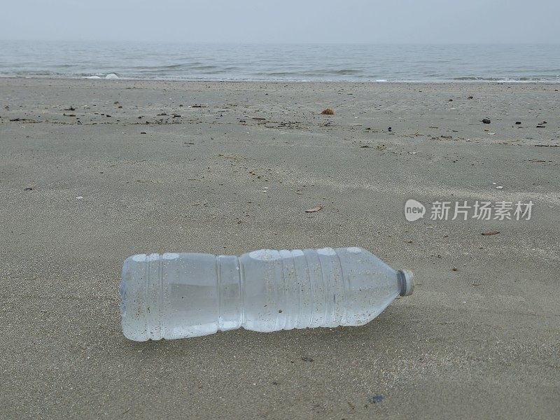 塑料水瓶污染海滩