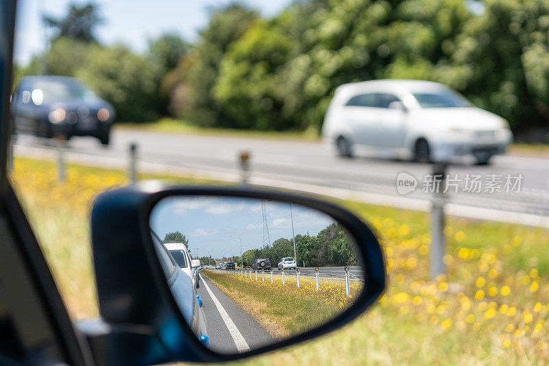 在新西兰的1号国道上开车