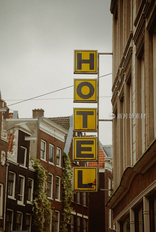 荷兰阿姆斯特丹街道上的老式旅馆招牌
