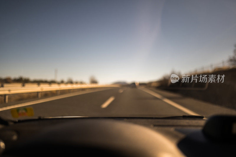 在一个阳光明媚的日子里，在西班牙南部高速公路上驾驶的模糊照片。