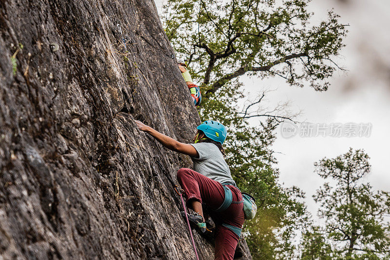 女登山者爬山