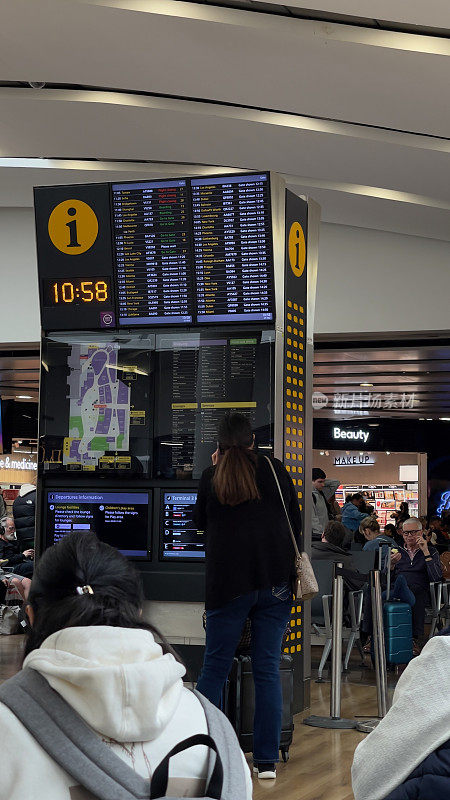 在机场显示航班详细信息的大型数字板