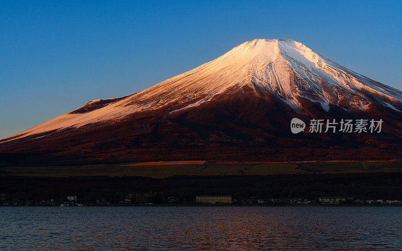 日出时富士山的山中子湖。