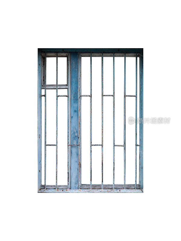 废弃的令人毛骨悚然的蓝色木窗框架，白色背景上的金属格栅。