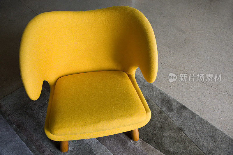 黄色安乐椅