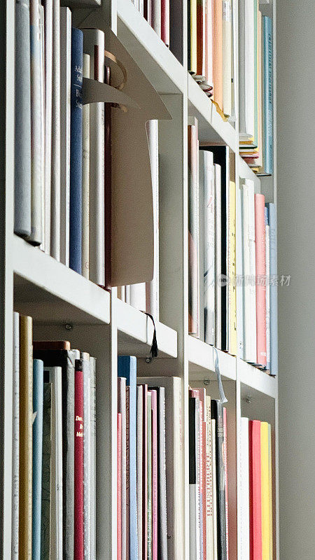 图书馆的书架，白色的木头，从侧面看
