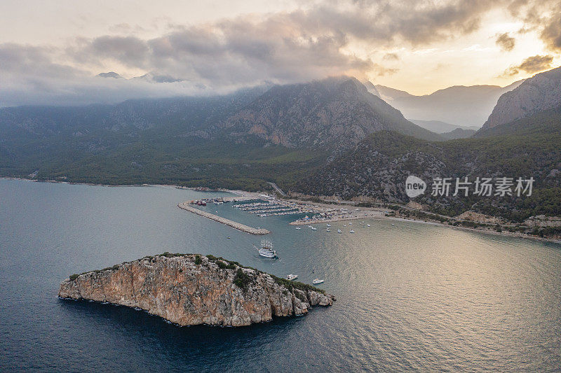 鸟瞰四川岛，字面意思是“老鼠岛”。土耳其的地中海岛屿。